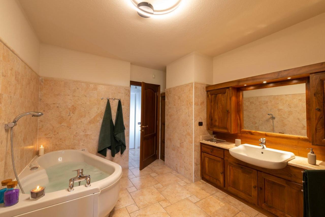 Villa Mara - Aosta - 200 Mq - Wifi - Jacuzzi - Parcheggio - Giardino Luaran gambar