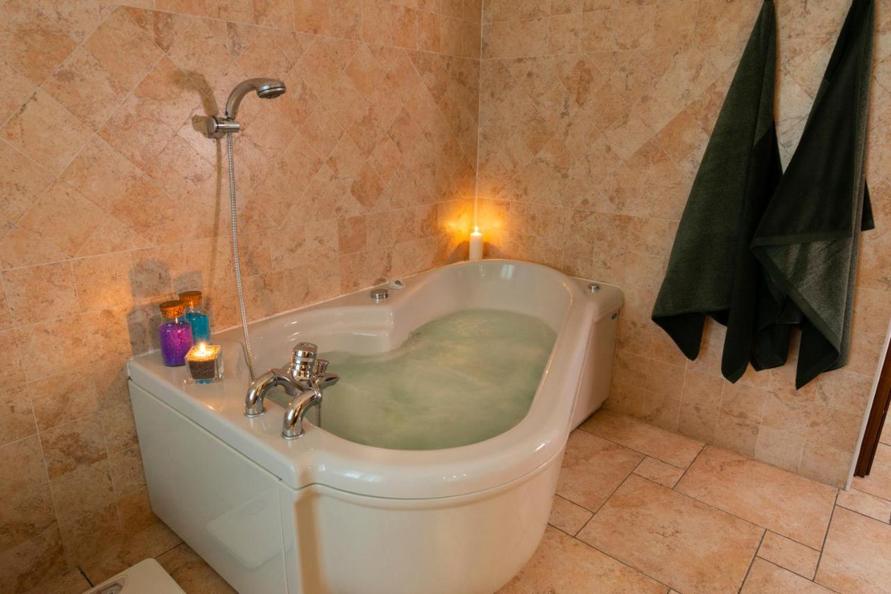 Villa Mara - Aosta - 200 Mq - Wifi - Jacuzzi - Parcheggio - Giardino Luaran gambar