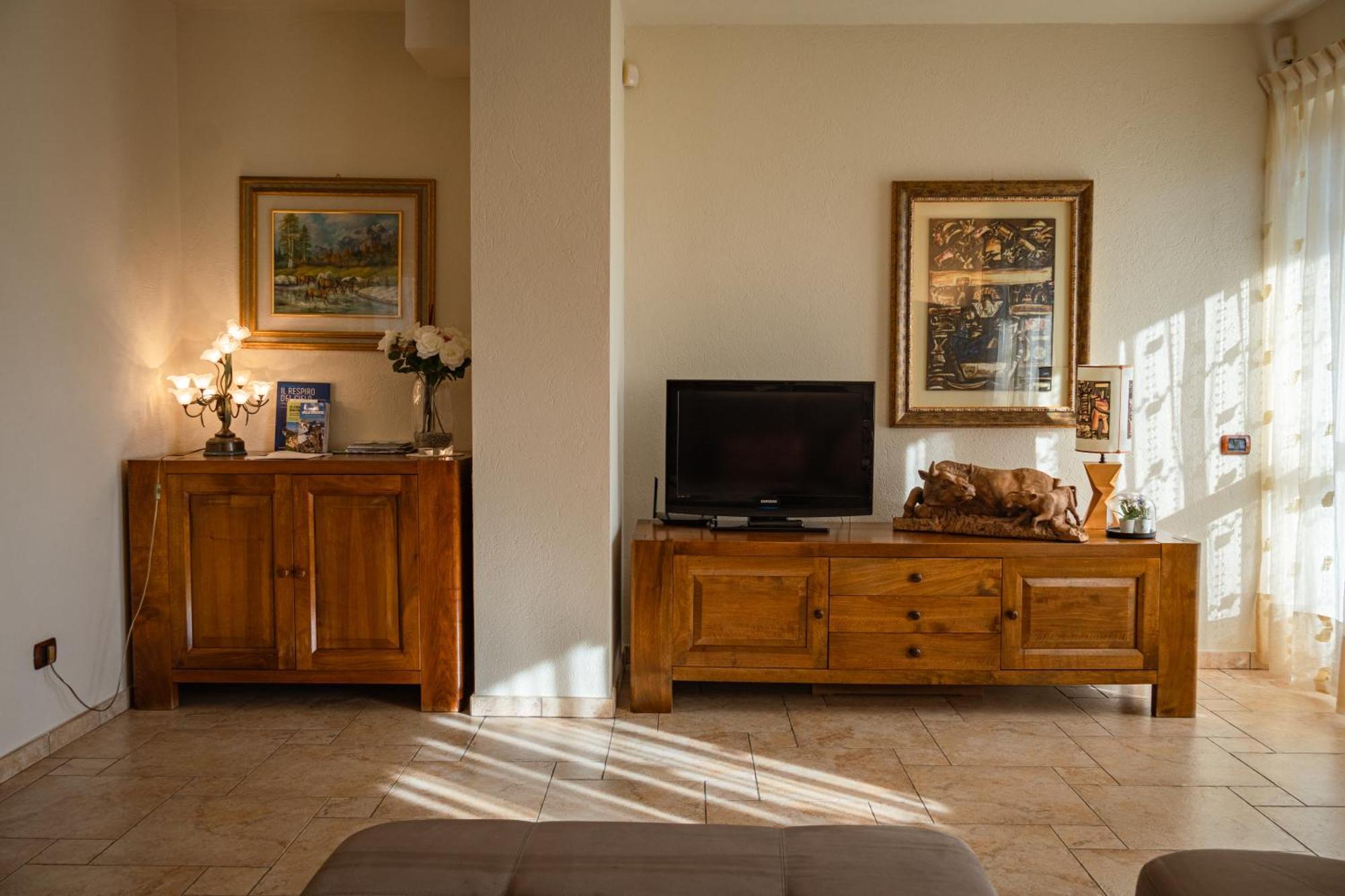 Villa Mara - Aosta - 200 Mq - Wifi - Jacuzzi - Parcheggio - Giardino Luaran gambar
